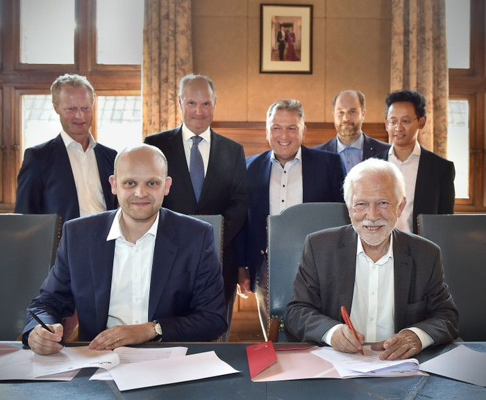 Signing of the co-op agreement between Meyer Werft and University of Groningen (photo: Meyer Werft)